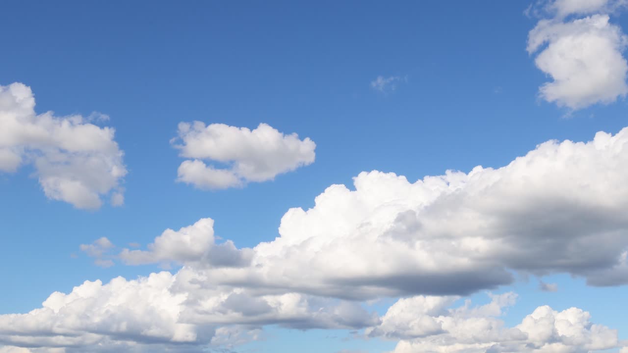 은 파란 하늘을 가로질러 동적 구름 움직임