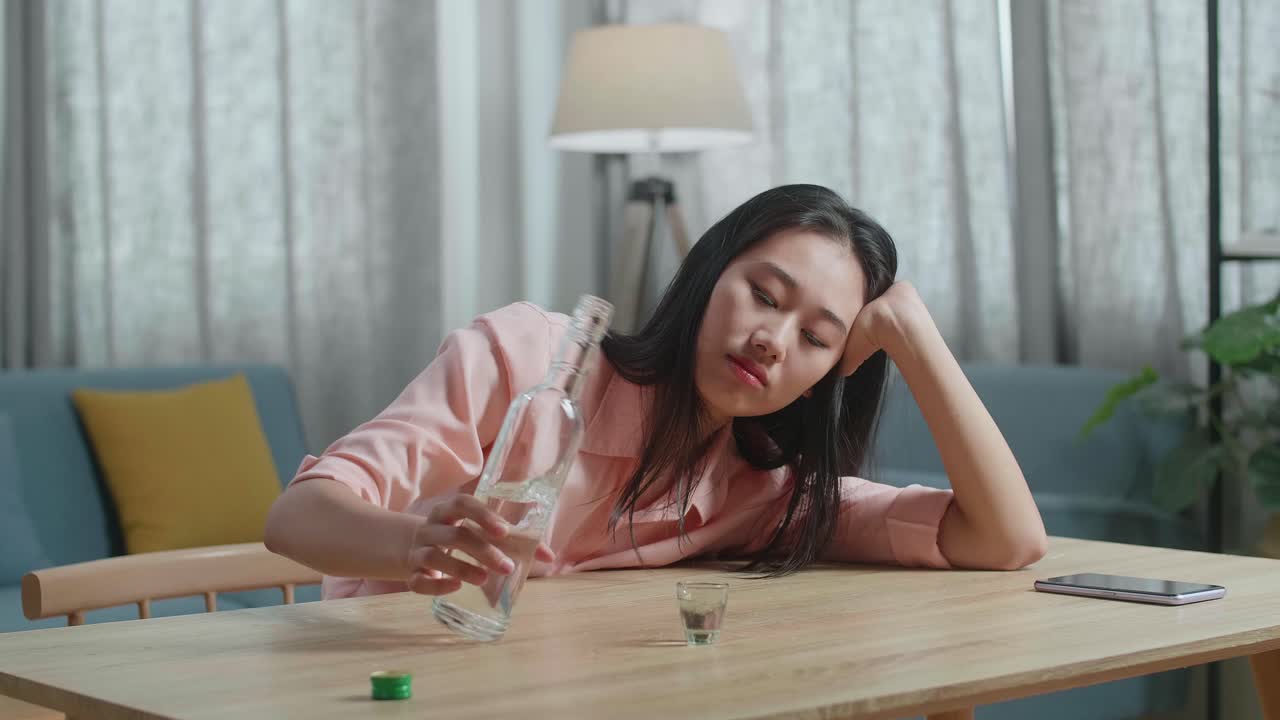 알코올 남용의 영향을 경험하는 여성.