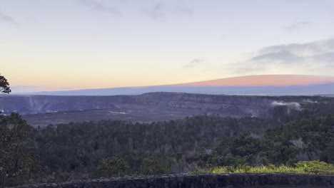 Filmischer-Weitwinkelschwenk-Vom-Mauna-Loa-Zum-Kilauea-Vom-Vulkanhaus-Bei-Sonnenaufgang-Im-Hawaii-Vulcanes-Nationalpark