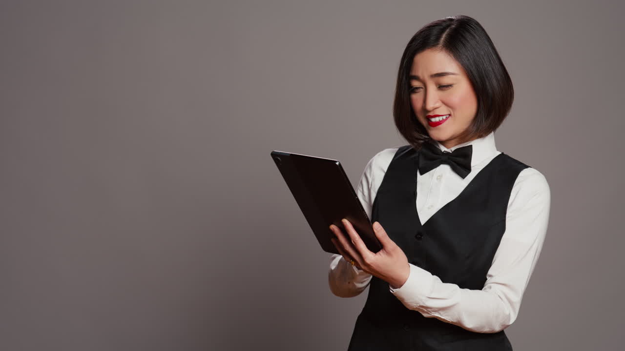 administrador de un hotel asiático navegando por el sitio web en línea para comprobar todas las reservas