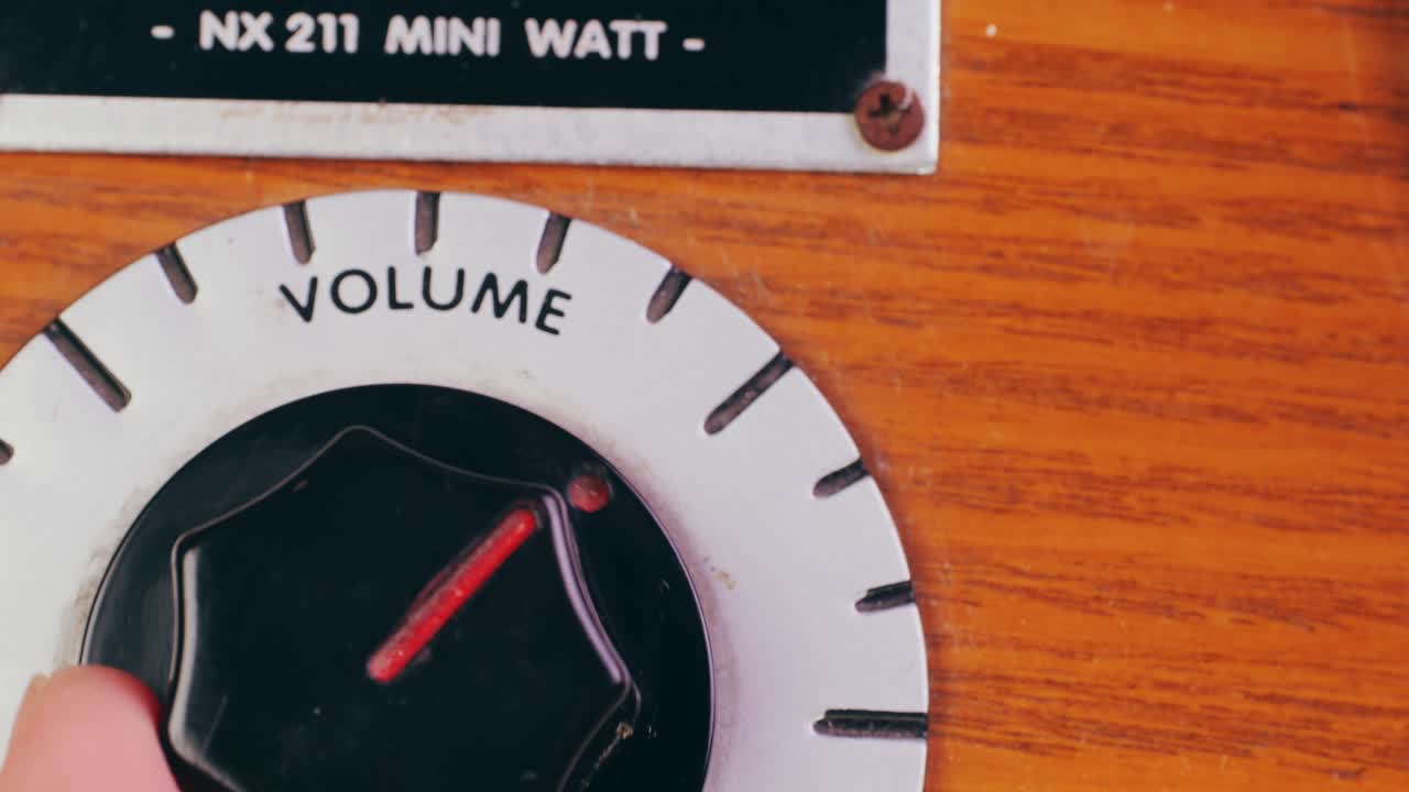 Old Retro AM FM Radio with tubes, Hand Changing stations , bulb vintage music player.