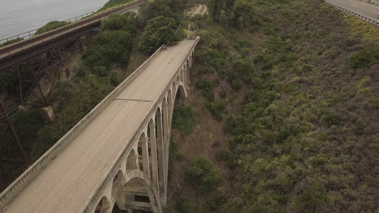 vista aérea de un puente abandonado cerca de santa barbara, california
