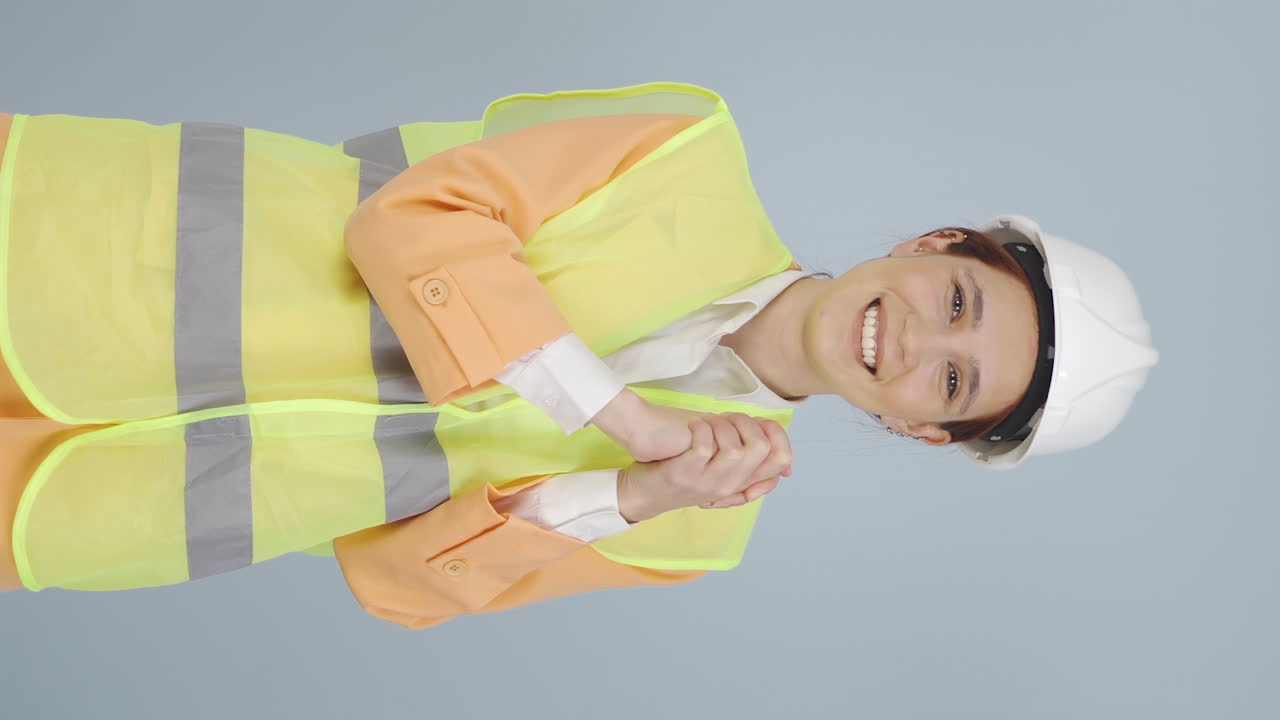 vídeo vertical del ingeniero haciendo una señal de confianza a la cámara.