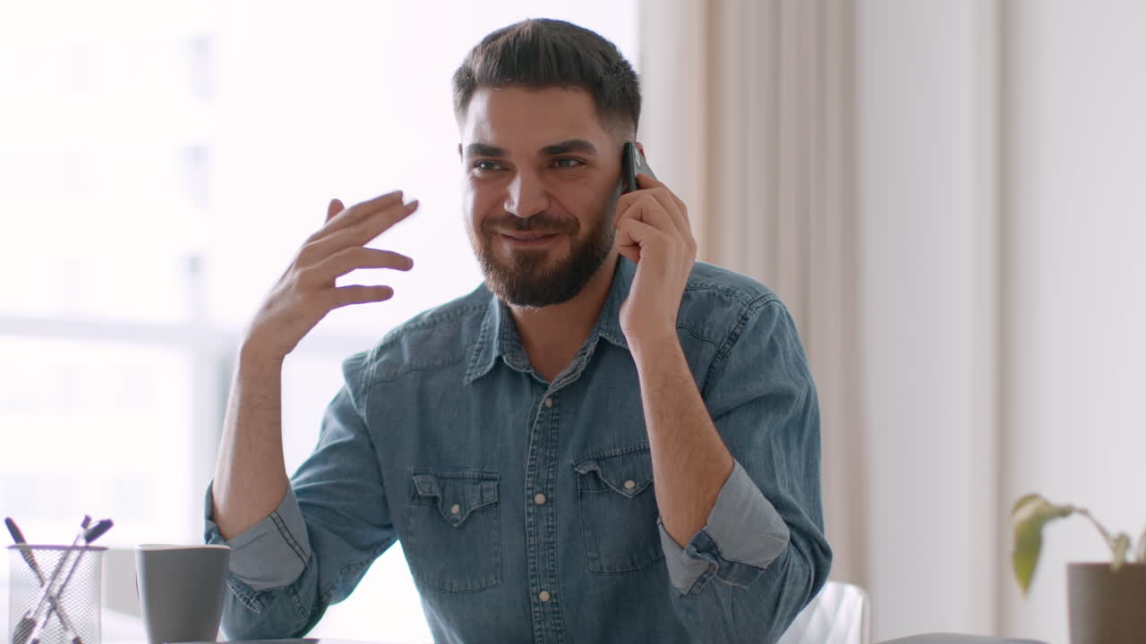 hombre hablando por teléfono en la oficina