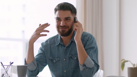hombre hablando por teléfono en la oficina