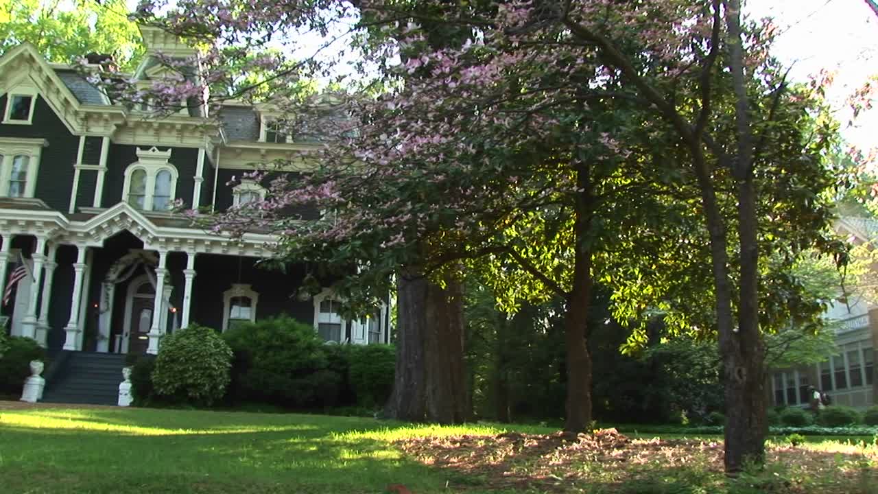 사랑스러운 오래된 집의 중간 샷