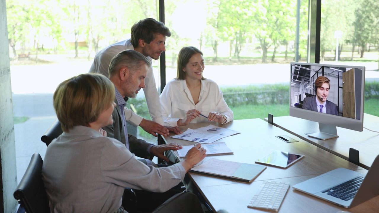 Equipo de negocios en videoconferencia en una oficina moderna