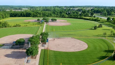 Drohnenaufnahmen-Eines-Sohnes-Und-Seines-Vaters,-Die-Baseball-Auf-Einem-Baseballfeld-üben