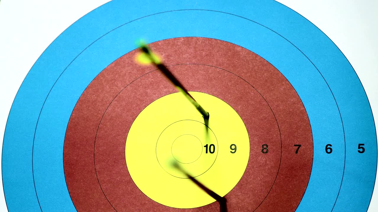 golpear el objetivo en la competencia de tiro con arco.