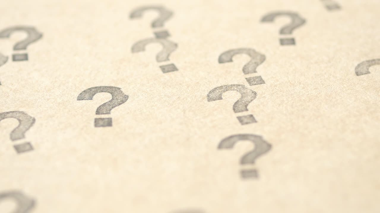 cierre de muchos puntos de interrogación en papel en el escritorio de la oficina