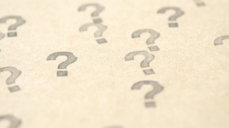 cierre de muchos puntos de interrogación en papel en el escritorio de la oficina