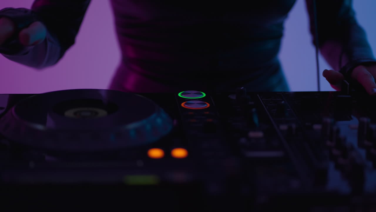 dj mezclando música en un tocadiscos en un club nocturno