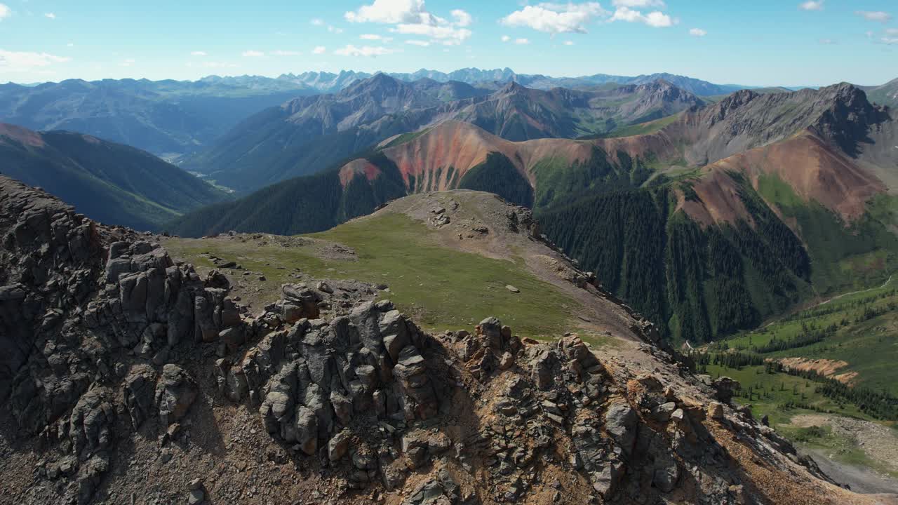 vista aérea del bosque nacional de san juan y los picos de la cordillera en un día soleado de verano, colorado, ee.uu.