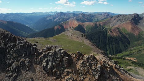 Vista-Aérea-Del-Bosque-Nacional-De-San-Juan-Y-Los-Picos-De-La-Cordillera-En-Un-Día-Soleado-De-Verano,-Colorado,-Ee.uu.