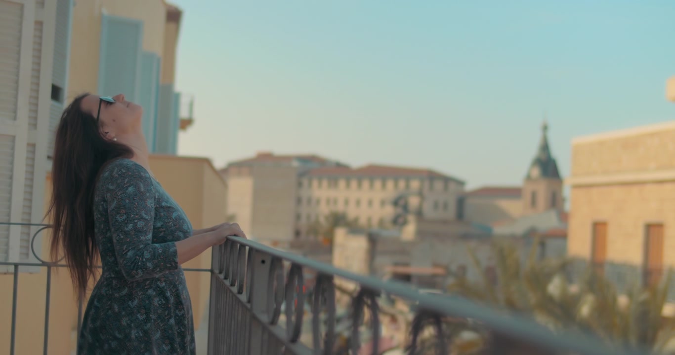 Donna rilassata e libera in vacanza