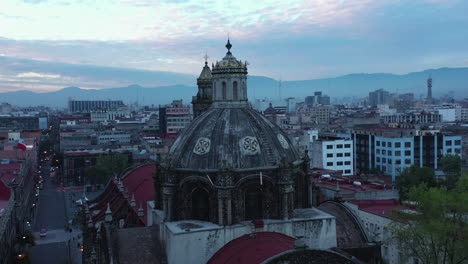 toma aérea de una iglesia colonial del centro de la ciudad de méxico al amanecer