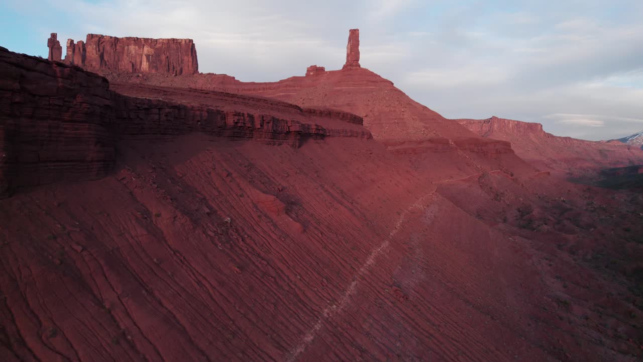 потрясающий вид с воздуха на пустынные скалы кастлтона беспилотник моаб юта