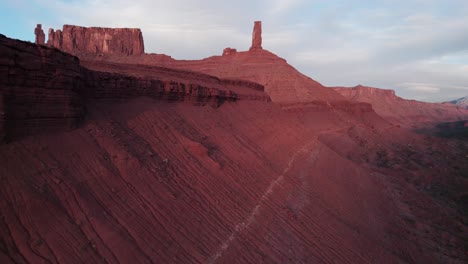 Impresionantes-Vistas-Aéreas-De-Los-Acantilados-Del-Desierto-De-Castleton-Drone-Moab-Utah