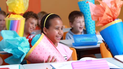 Glückliche-Kinder,-Die-Geschenke-Im-Klassenzimmer-Halten