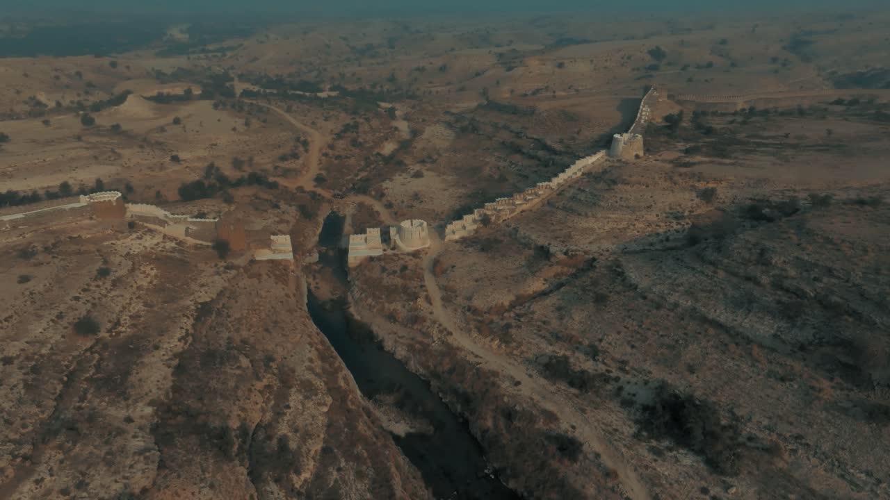 fotografía aérea de la arquitectura exterior del fuerte de ranikot de sindh en pakistán