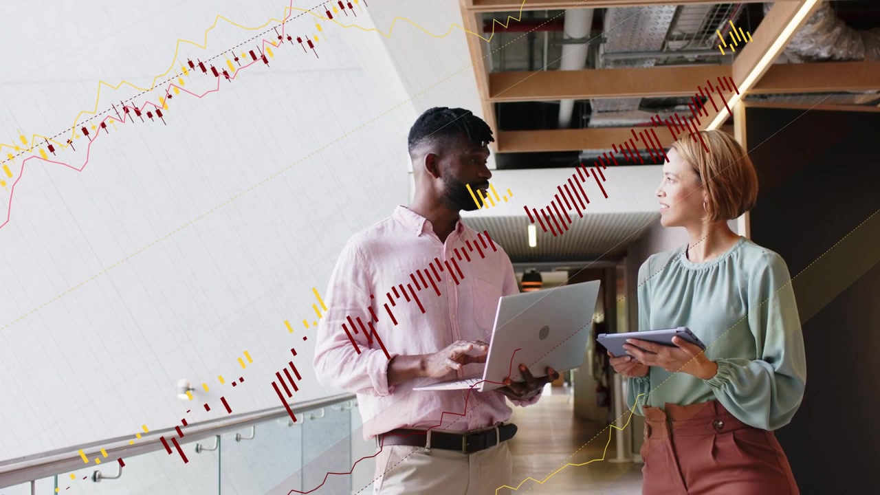 En mann taster på en bærbar PC, en kvinne holder et nettbrett, og finansdiagrammer overlapper bildet mens de diskuterer prognoser.