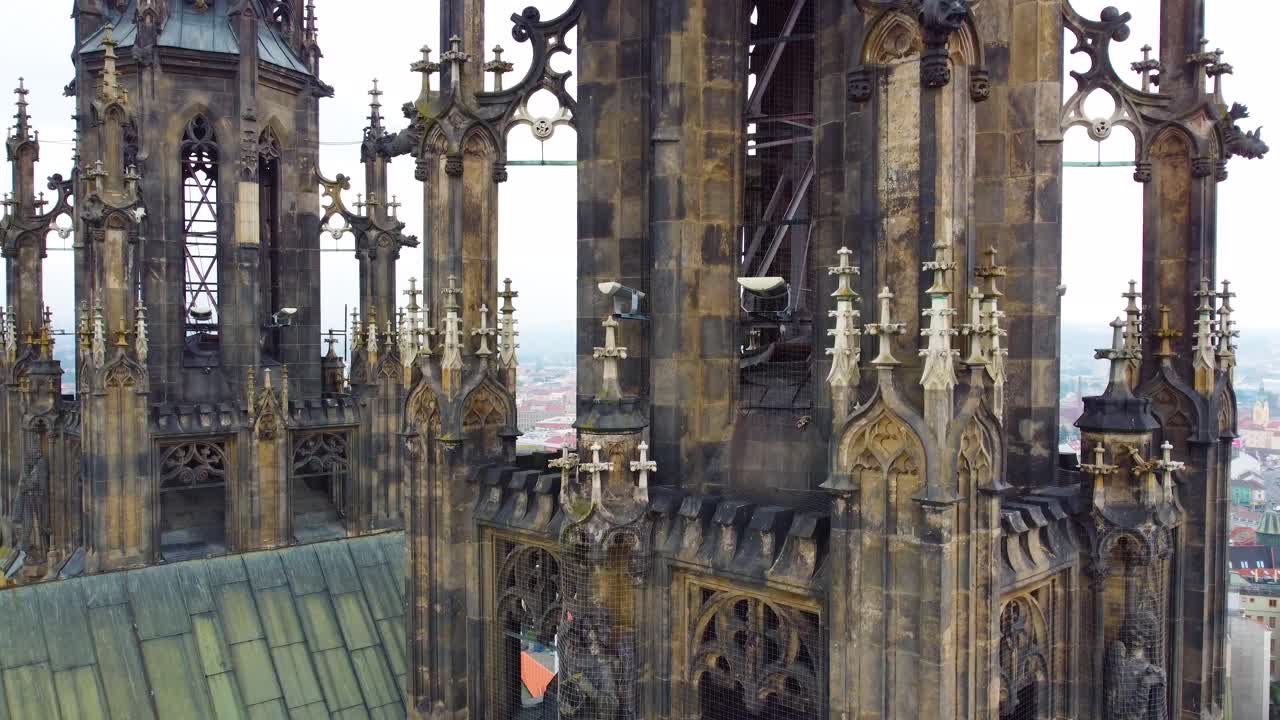 st의 세부적인 건축