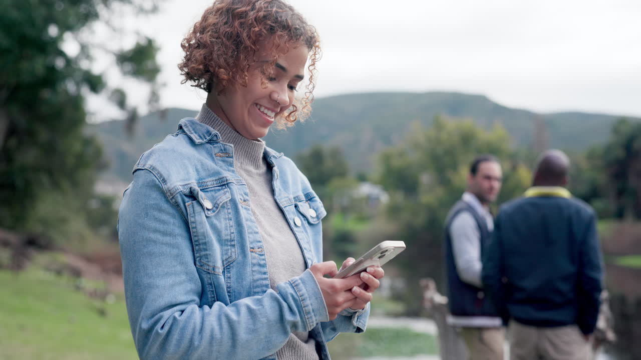feliz, escribiendo y mujer con un teléfono en la naturaleza