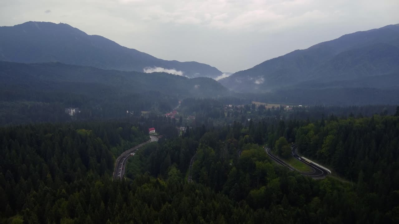 vista panorámica de un bosque pintoresco cerca de la moderna