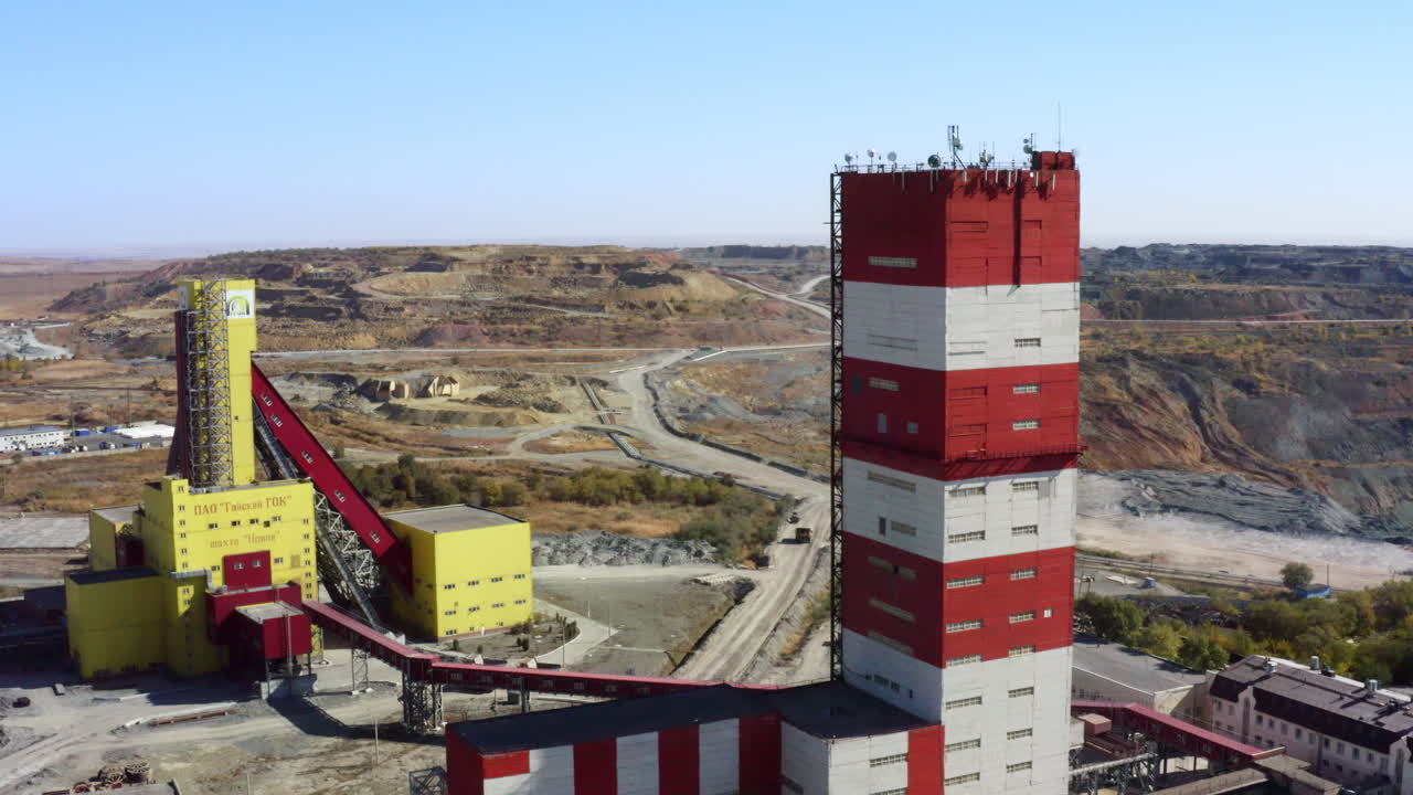 instalación minera con planta de procesamiento y pozo a cielo abierto