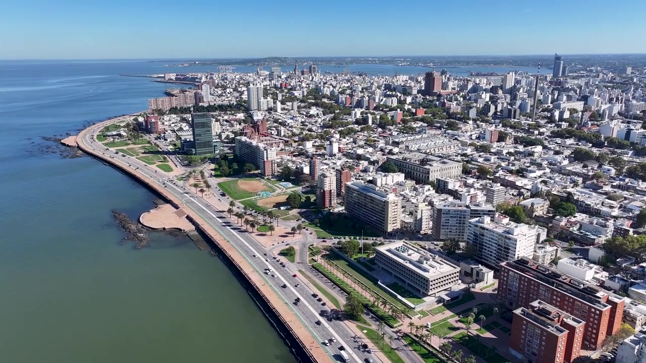 Skyline di Montevideo a Montevideo, in Maldonado, Uruguay. Skyline della città costiera. Paesaggio tropicale. Viaggi estivi. Skyline di Montevideo a Montevideo, in Maldonado, Uruguay.
