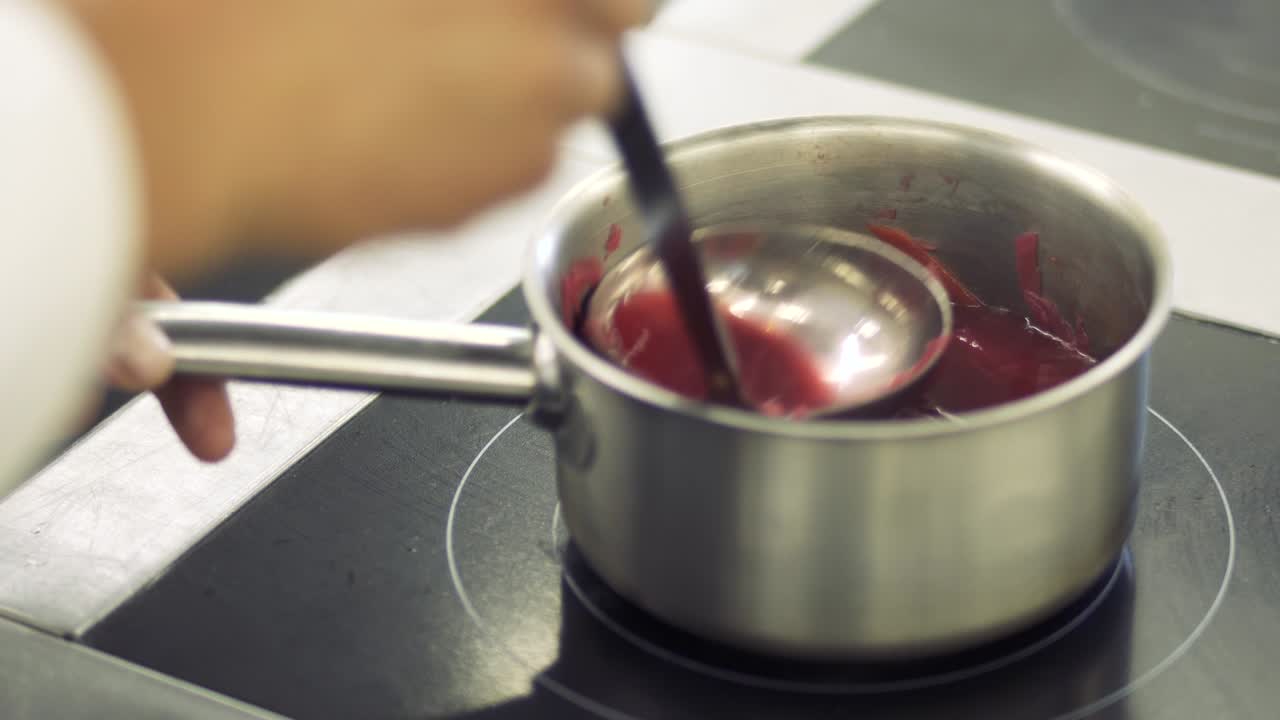 el borsch hierve en la estufa