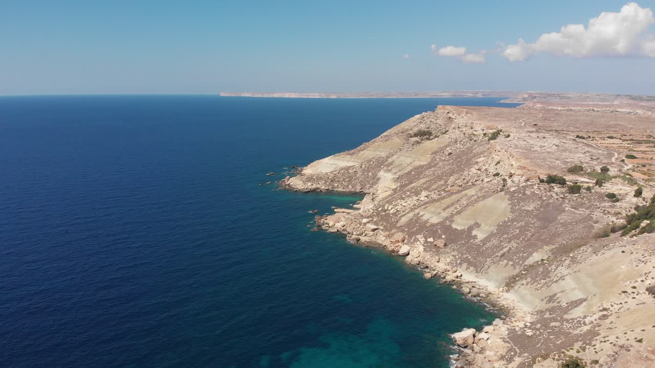 video aéreo de drones del oeste de malta, área de mgarr, bahía de fomm ir-rih