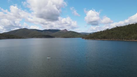 popular lugar de vacaciones con actividades acuáticas en un gran lago con un telón de fondo de montaña nublado