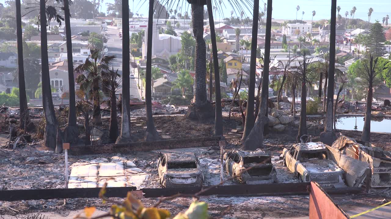 2017년 토마스 화재 1 이후 벤추라 시가 내려다보이는 광대한 아파트 단지의 파괴된 잔해 1