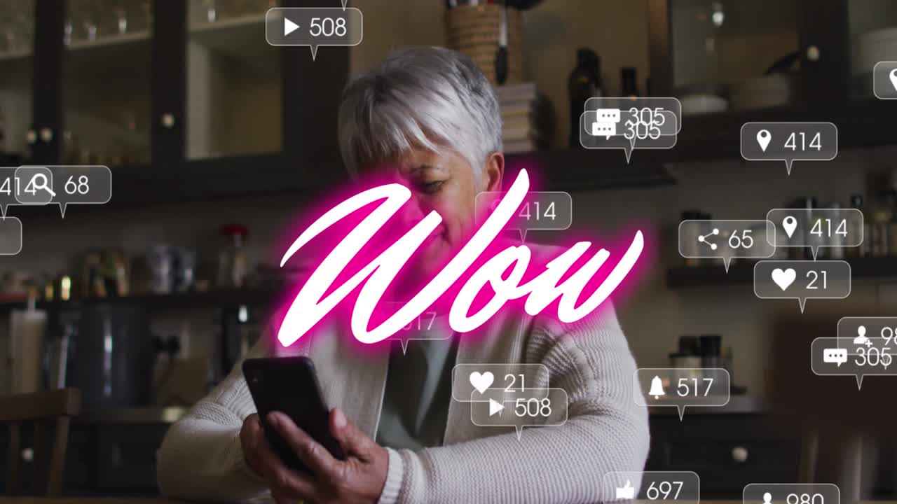 텍스트의 애니메이션, 와우, 상점에서 스마트폰을 사용하는 웃는 여성에 대한 소셜 미디어 알림과 함께