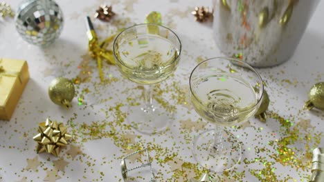 Champagnergläser-Und-Dekorationen-Auf-Weißem-Hintergrund-Am-Silvesterabend