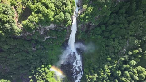 una vista aérea de una majestuosa cascada que cae en cascada a través del exuberante bosque de maggiatal vallemaggia en ticino, suiza