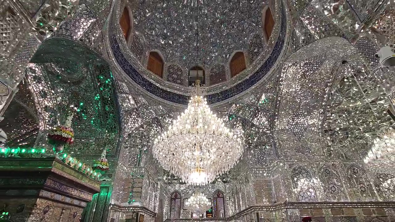 Detaljeret spejlarbejde og krystallysekrone inde i en iransk moské