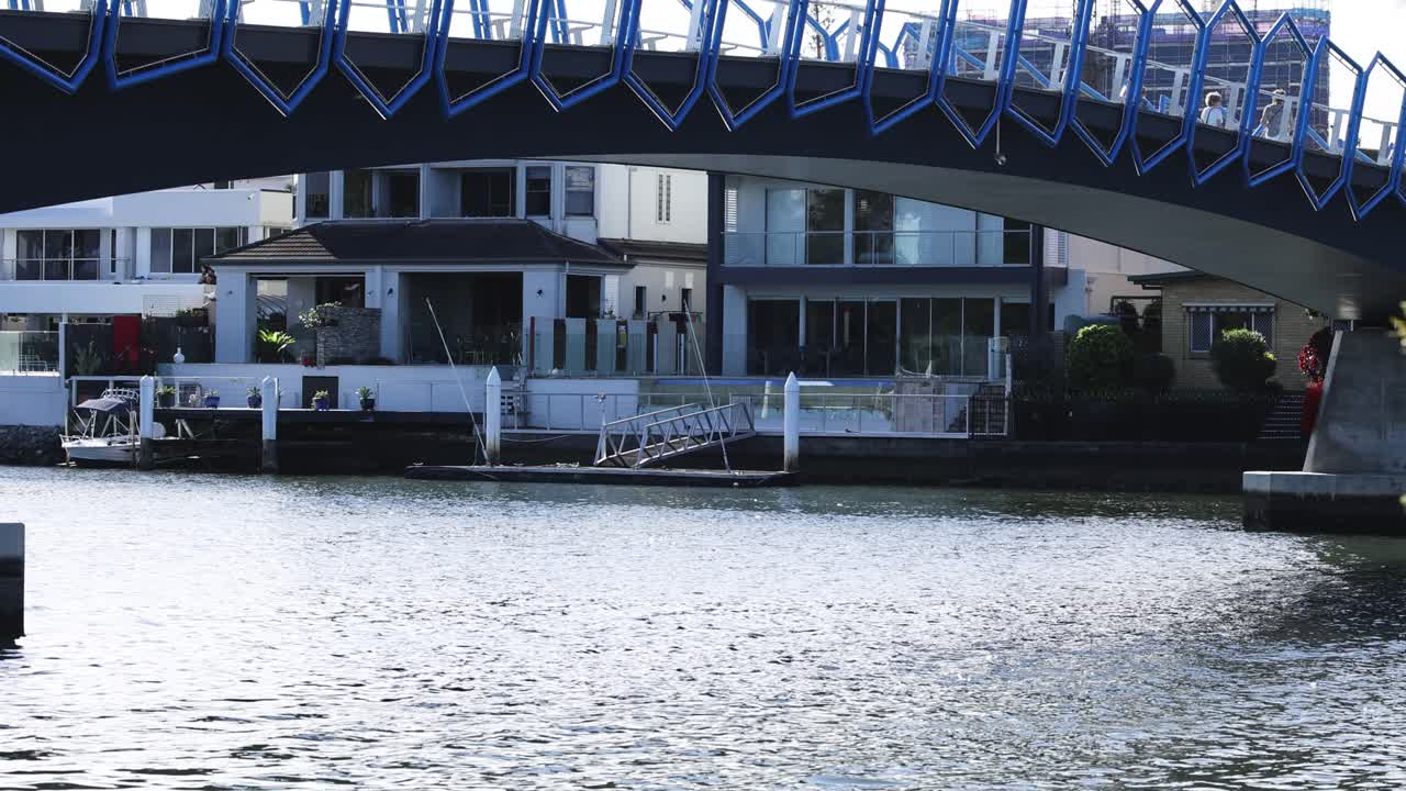 현대 아파트와 함께 물 위의 다리