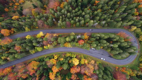 Luftaufnahme-Einer-Kurvenreichen-Bergstraße-Durch-Den-Wald-Im-Herbst-Mit-Vorbeifahrenden-Autos