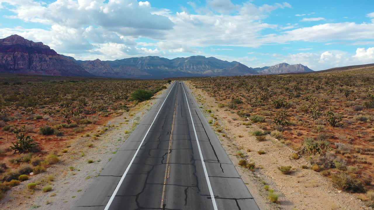 배경에 산이 있는 빈 도로 고속도로의 조감도