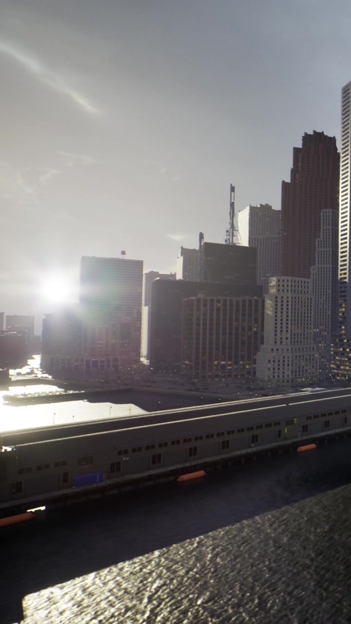Luz solar refletindo em prédios da cidade perto da orla ao entardecer.