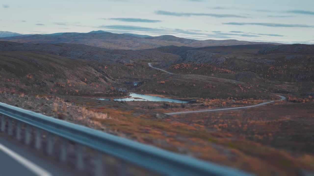 광활한 가을 툰드라 풍경을 가로지르는 좁은 길