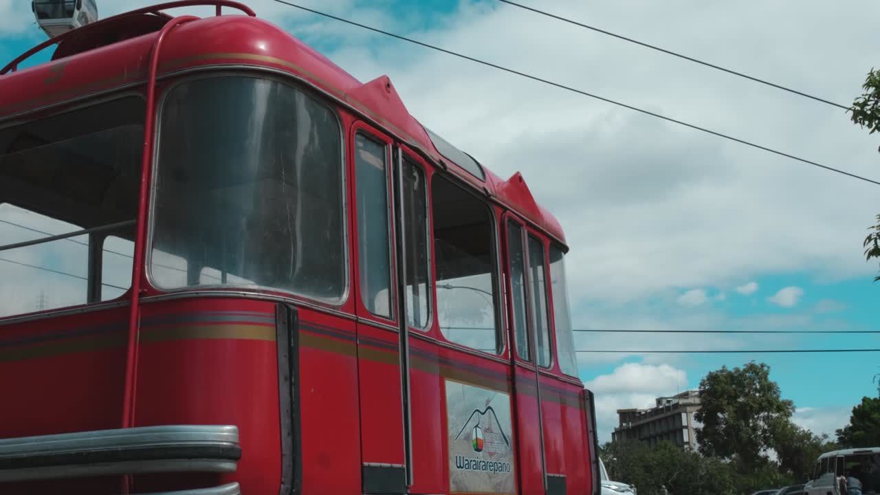 카라카스, 베네수엘라 - 2022 년 5 월: 카라카스의 humboldt 호텔, waraira repano 국립 공원에 올라가는 케이블웨이의 오두막