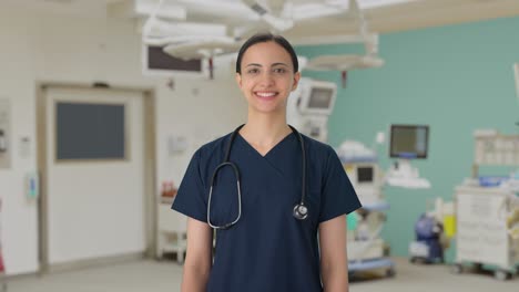 doctora india feliz en traje de limpieza sonriendo