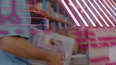 animación del procesamiento de datos financieros sobre el hombre caucásico que trabaja en el almacén.