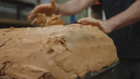 artesano hábil moldeando una gran pieza de arcilla - de cerca