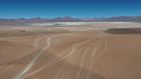 Salar-De-Uyuni-Bolivia-Sudamérica-Desierto-Salinas-Paisajes-Vista-Aérea-Drone-Montañas