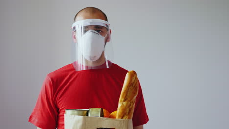 retrato del mensajero de alimentos con máscara