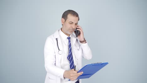 el doctor está hablando por teléfono.